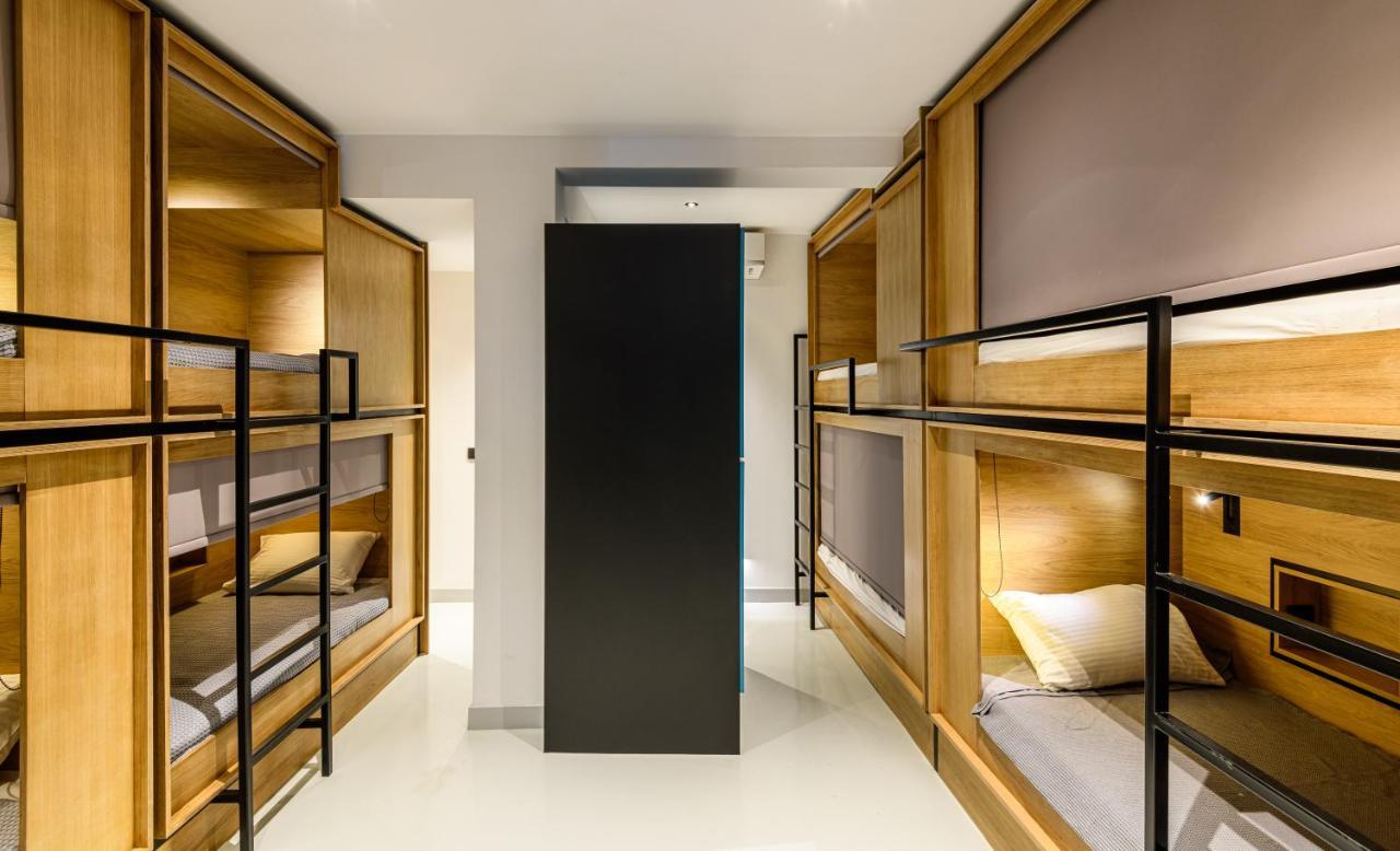 Single Bed 8-Bed Mixed Dormitory Room Balcony